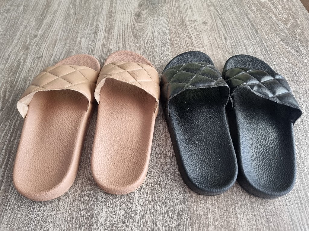2x badslippers zwart en zand kleurig, Ophalen, Zo goed als nieuw, Overige kleuren, Slippers