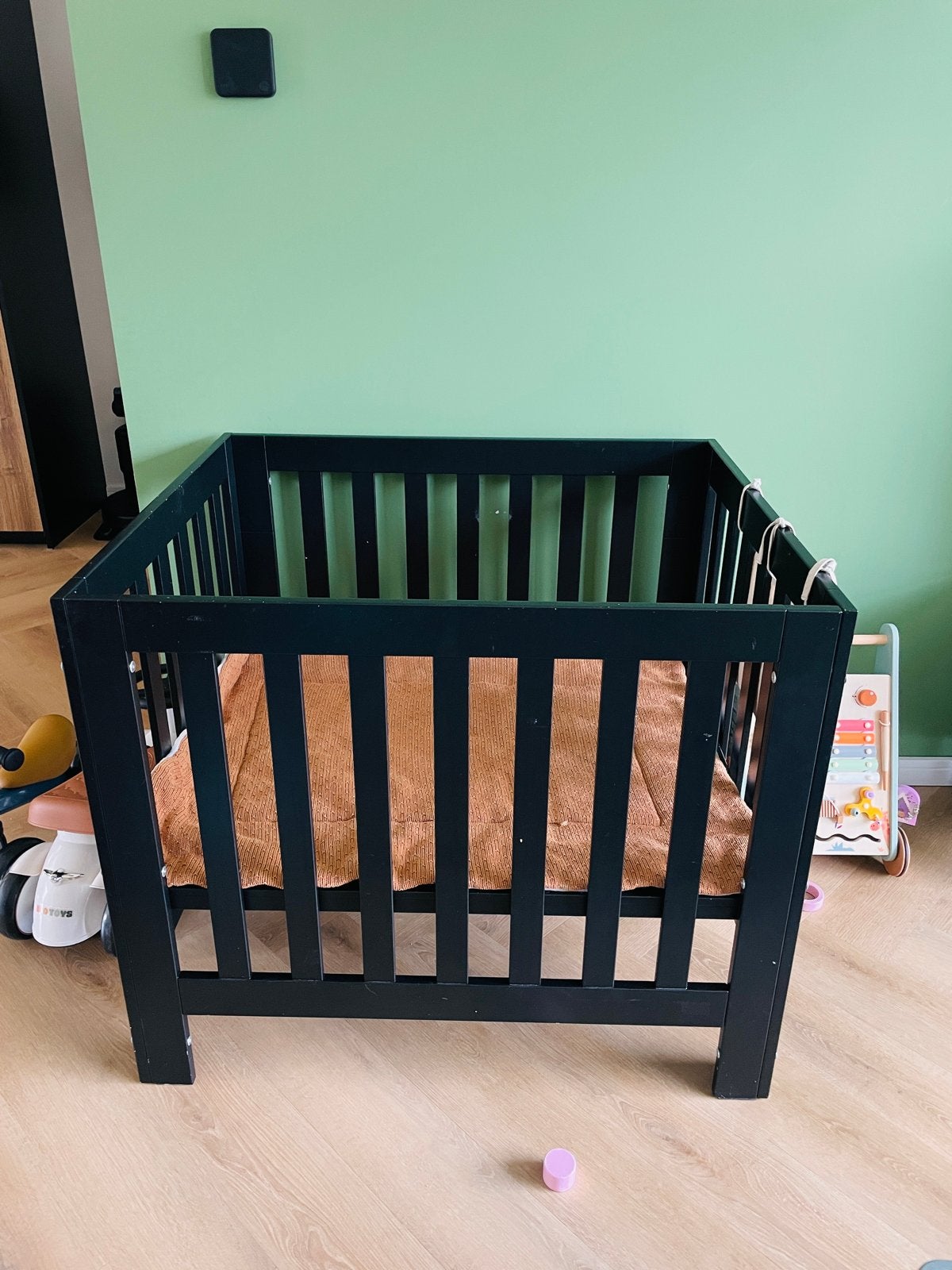 Zwarte box met 2 boxkleden en opbergzak, Kinderen en Baby's, Ophalen, Gebruikt, Vierkant, Boxkleed