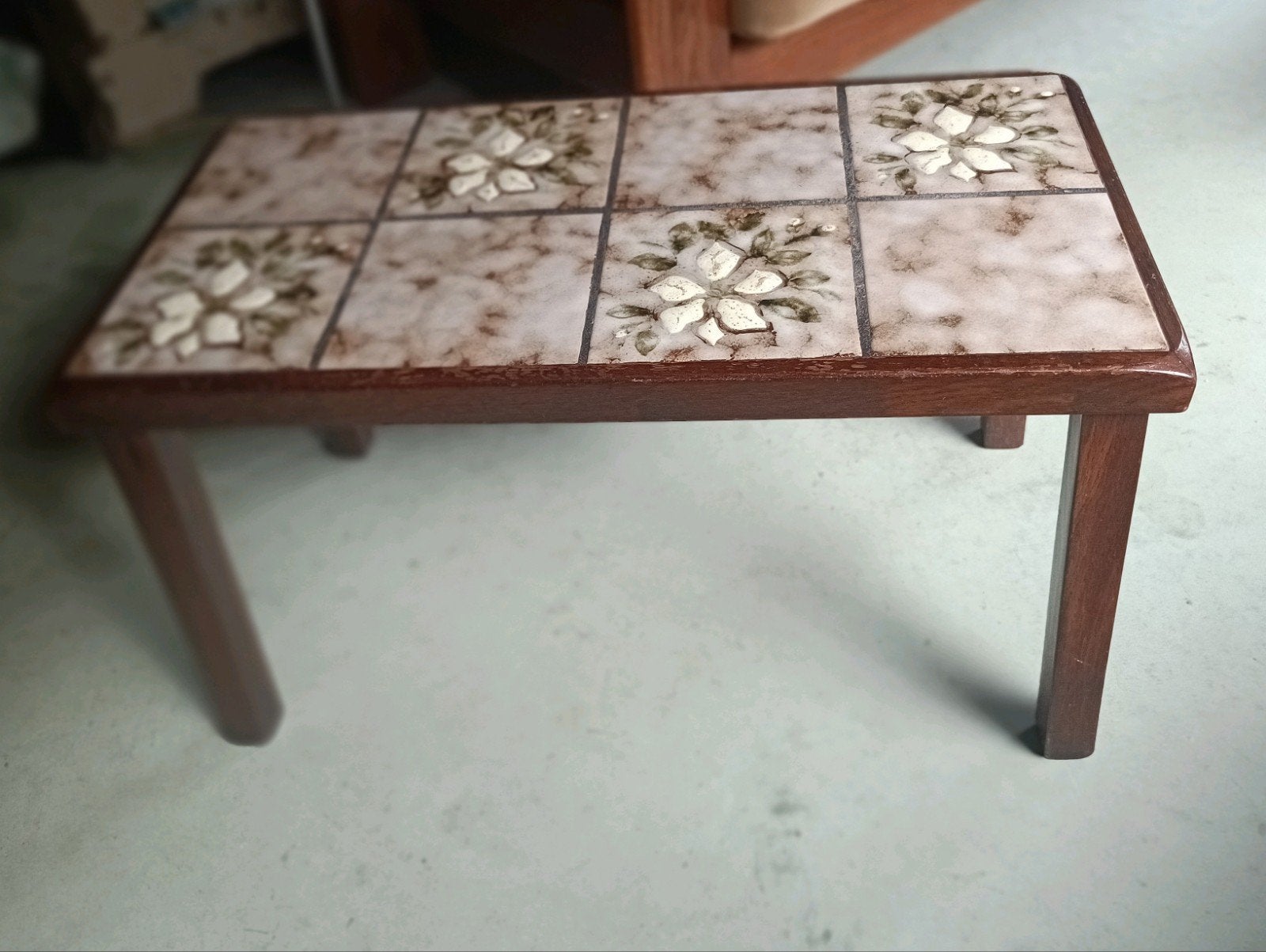 Vintage bijzettafel met gebloemde tegels/ groen/beige/geel, Ophalen, Gebruikt, 50 tot 100 cm, 50 tot 100 cm