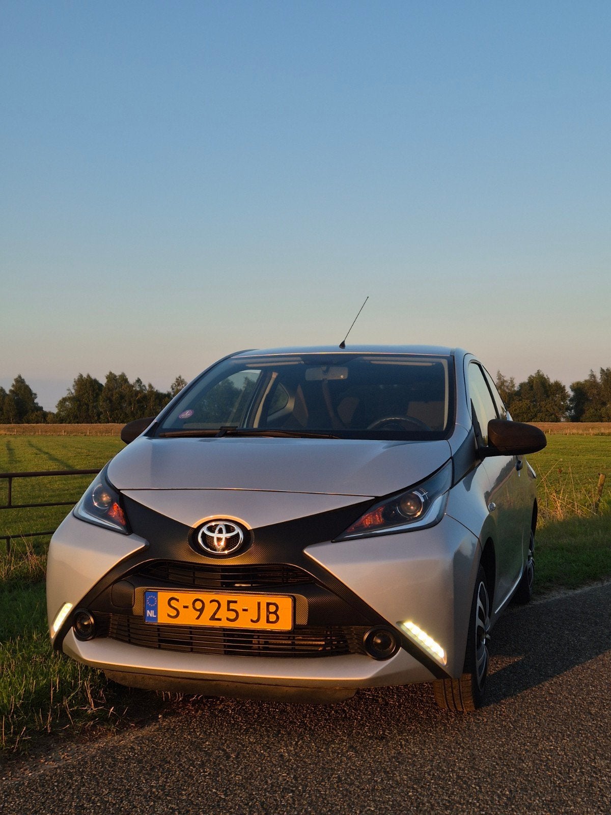 Toyota Aygo 1.0 12V Vvt-i 3DRS 2017 Grijs, Auto's, Voorwielaandrijving, Dealer onderhouden, 4 stoelen, 24 km/l