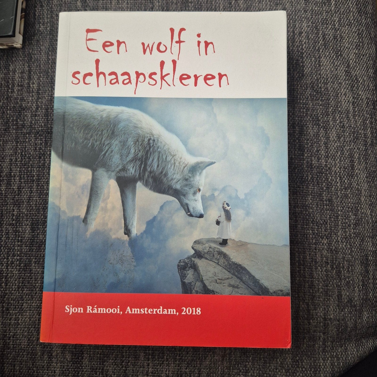 Een wolf in schaapskleren - Sjon Rámooi, Boeken, Ophalen of Verzenden, Zo goed als nieuw, Sjon Rámooi, Nederland
