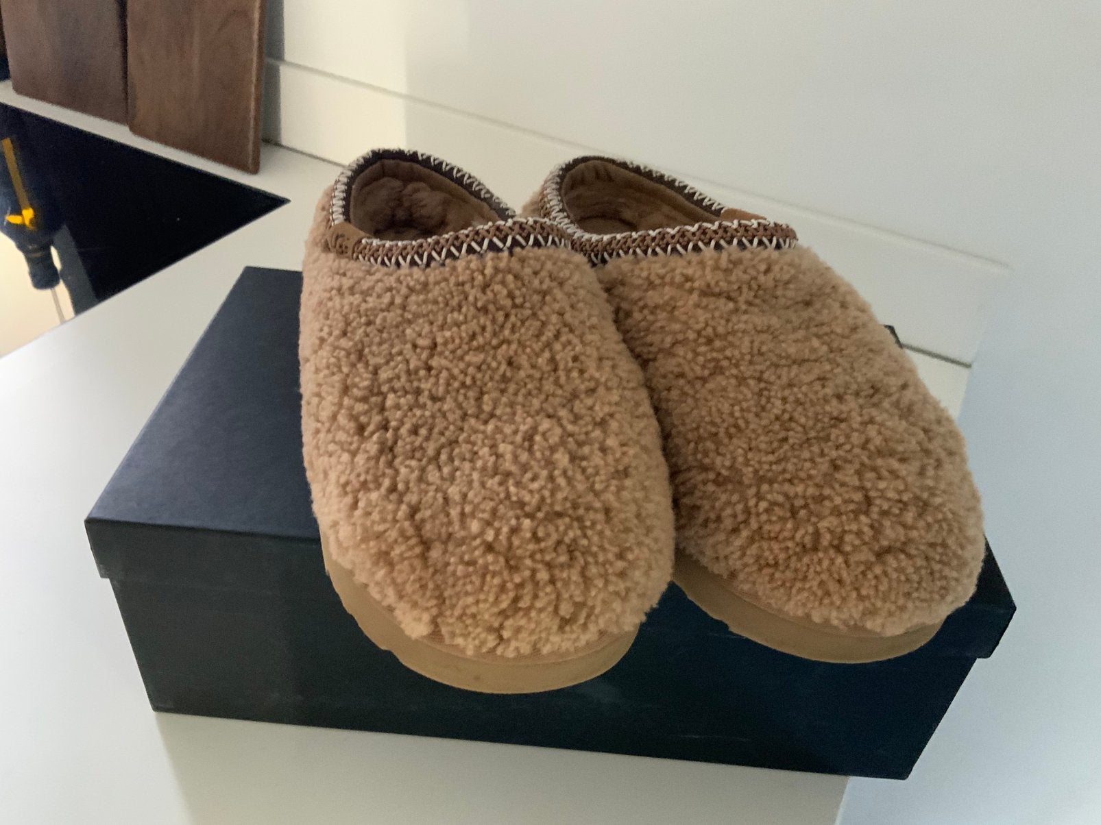 Ugg Tasman teddy curly  sloffen, Kleding | Dames, Ophalen of Verzenden, Zo goed als nieuw, Pantoffels of Sloffen