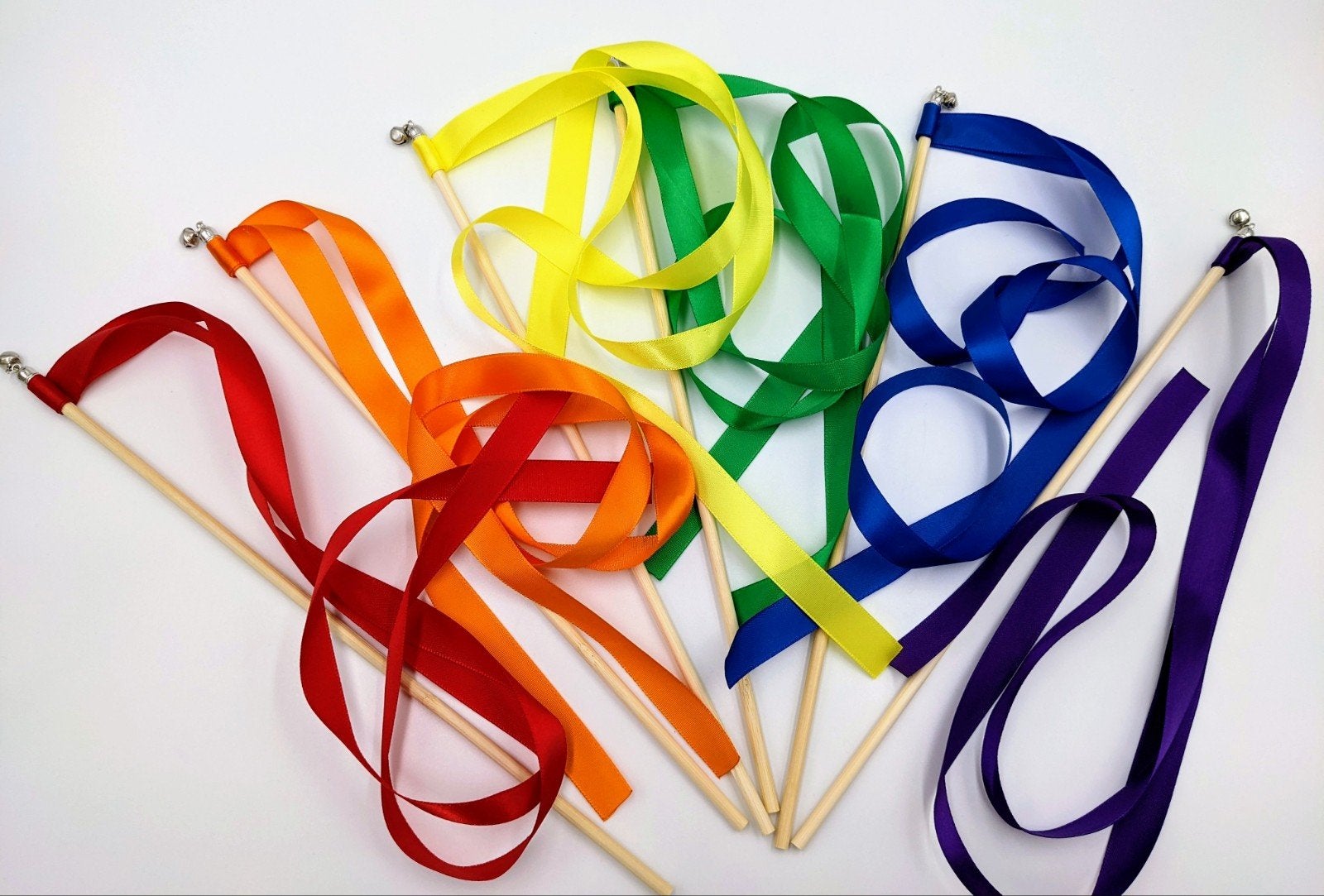 Regenboog linten met belletjes - Danslinten Waldorf, Verzenden