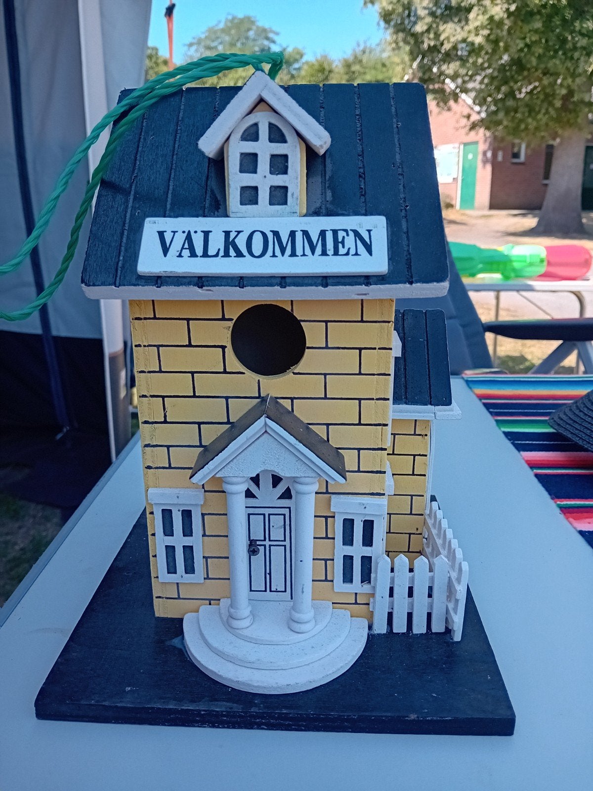 Mooi geel vogelhuisje met 'Välkommen' bordje, Ophalen of Verzenden, Gebruikt