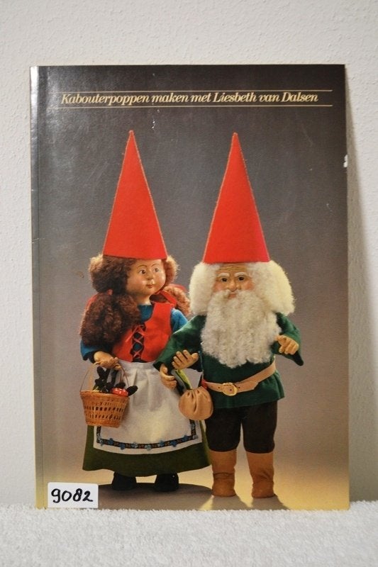 OPRUIMING: mooi kabouter poppen boek NR 9082, Ophalen of Verzenden, Zo goed als nieuw, Pop