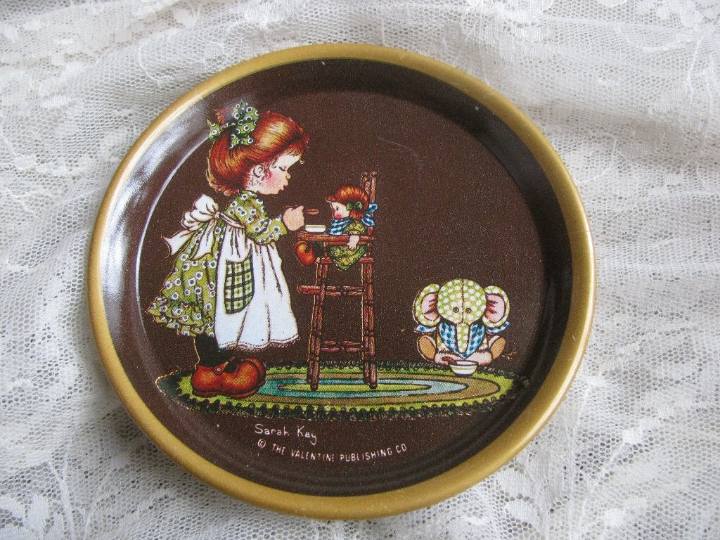 Vintage Metalen Bordje - Sarah Kay met Popje - 9 cm, Verzenden