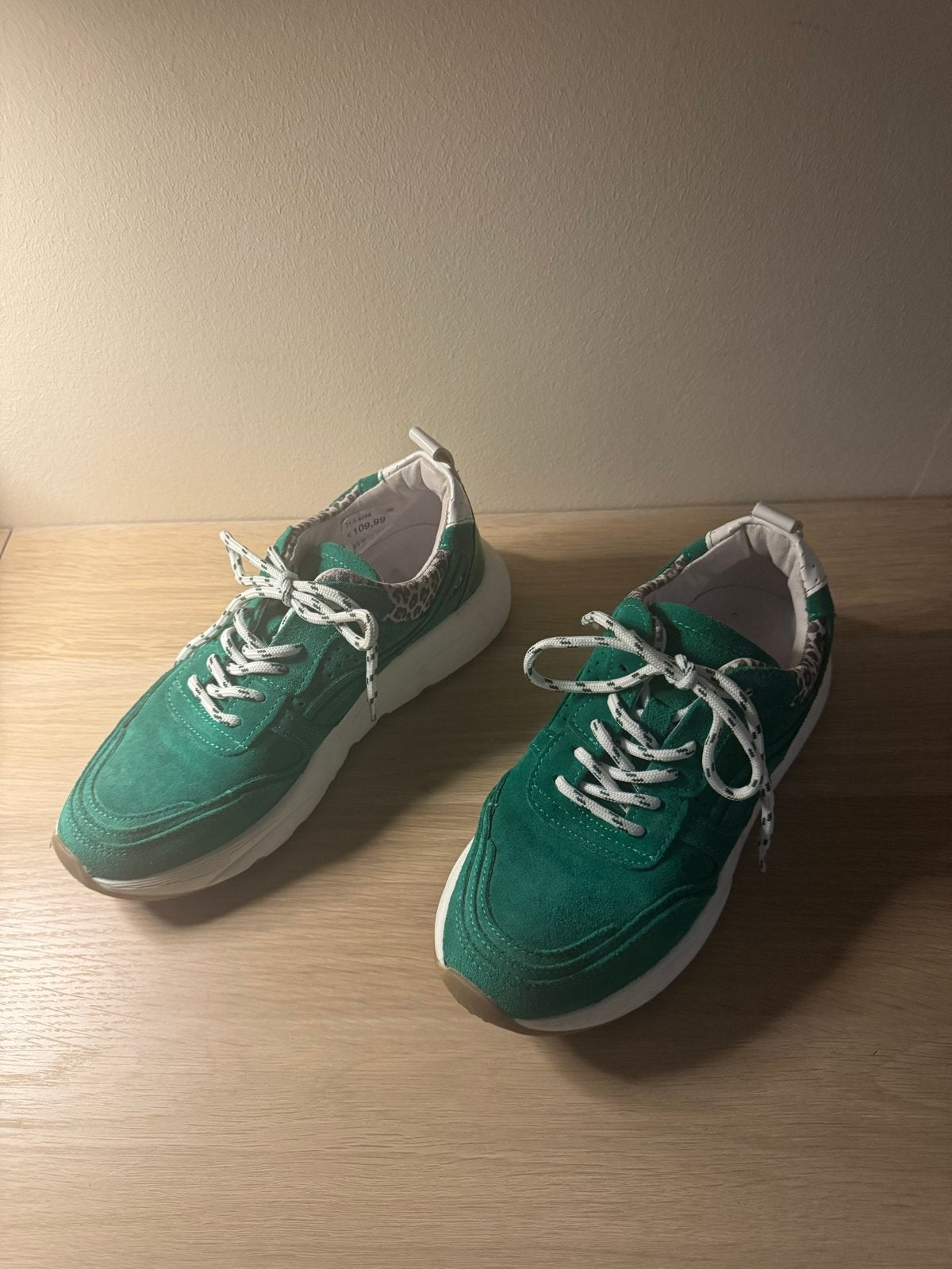 Groene suède sneakers met luipaardprint details, Kleding | Dames, Schoenen, Ophalen of Verzenden, Zo goed als nieuw, Groen, Sneakers of Gympen