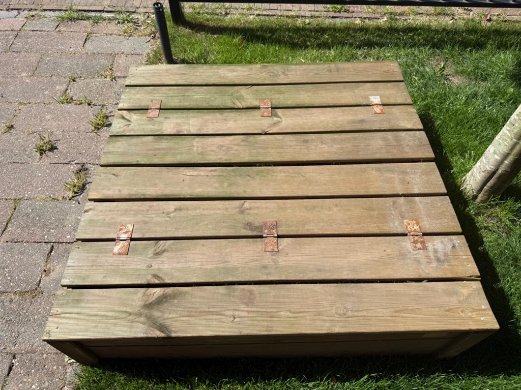 Zandbak met nieuw deksel, Ophalen, Gebruikt