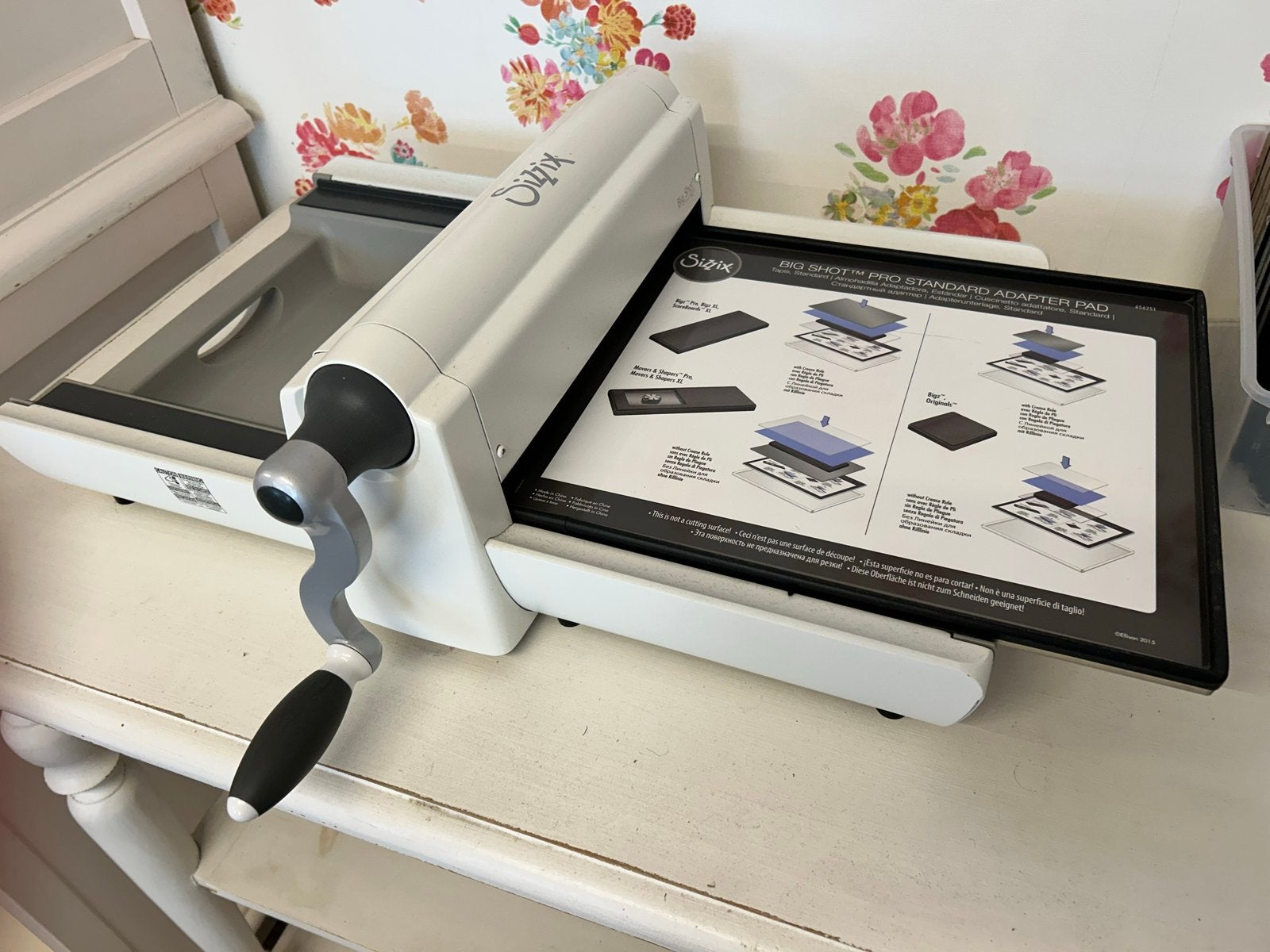 Sizzix Big Shot Pro met ruim 60 stansen, Gebruikt, Machine, Wit, Ophalen