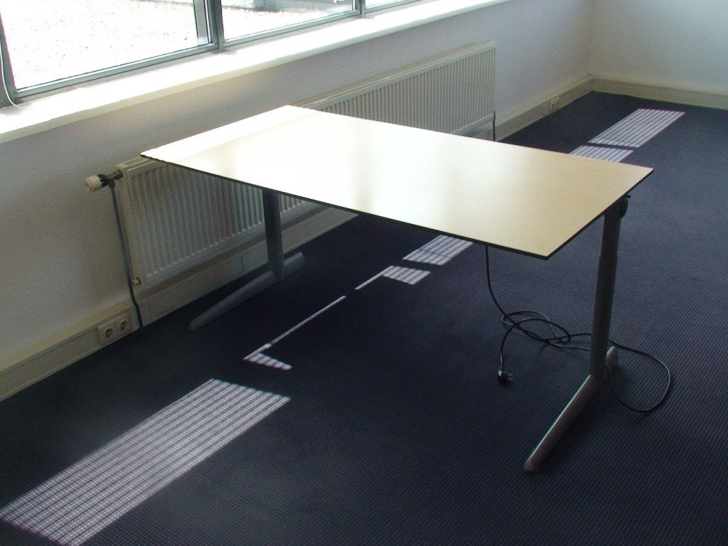 Te koop in hoogte verstelbare buro, Huis en Inrichting, Bureaus, Gebruikt, Overige typen, Ahrend, Modern, Geel, In hoogte verstelbaar