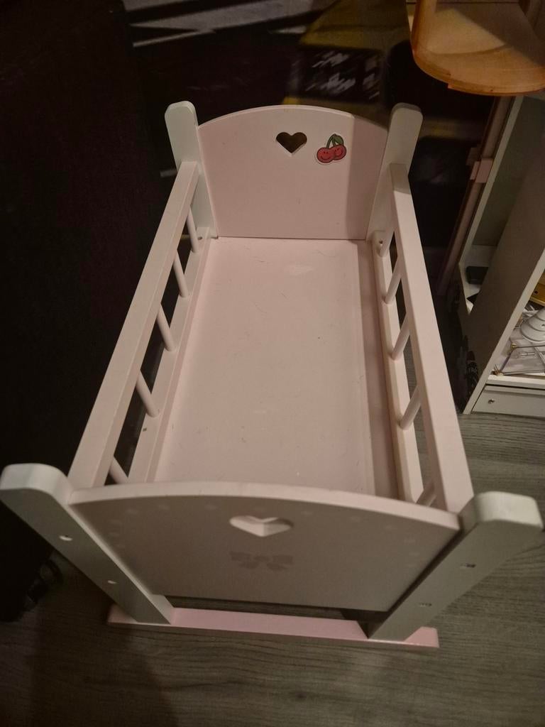 Roze poppenwiegje met hartjes, Ophalen, Babypop