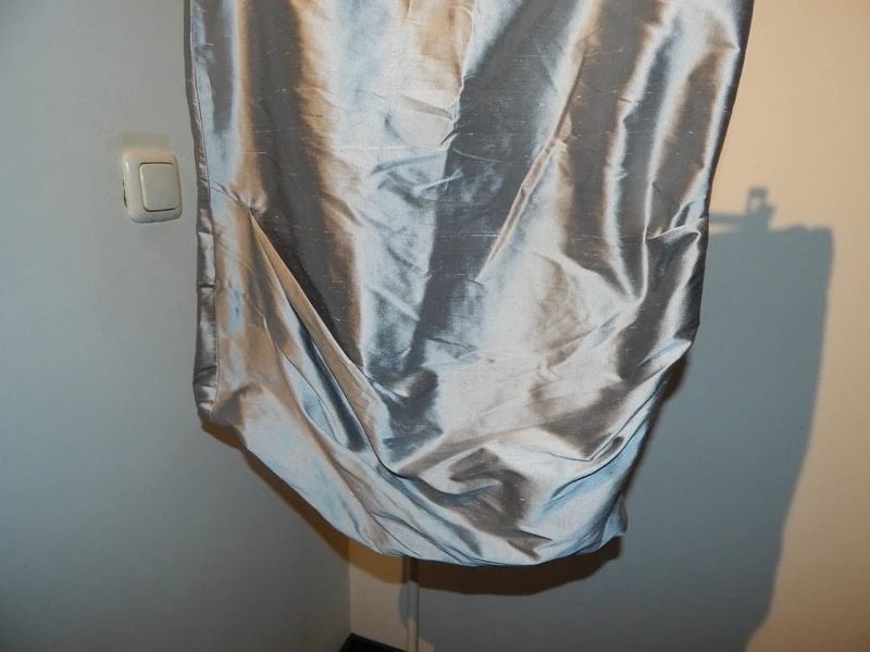 Moq zilveren zuiver zijde rok gesmockt zijkanten mt 44, Kleding | Dames, Verzenden, Maat 42/44 (L), Zo goed als nieuw, Knielengte