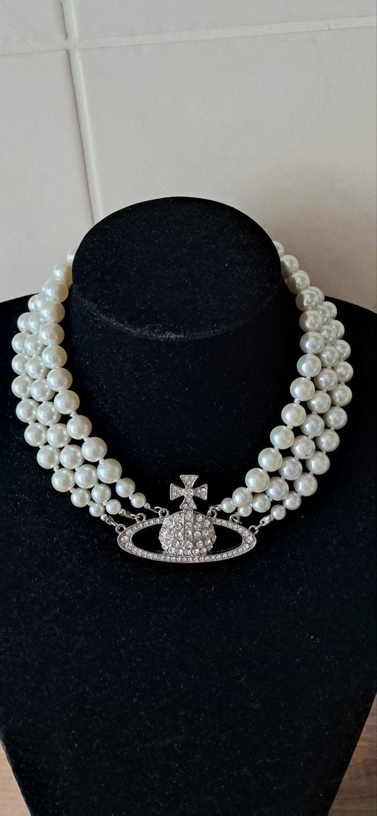 Vivienne Westwood stijl parelketting met strass orb, Overige materialen, Met strass, Wit, Ophalen of Verzenden
