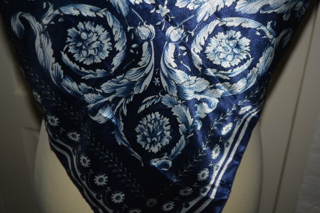 prachtige ruime 'Delfts blauwe' satijnen shawl, Kleding | Dames, Mutsen, Sjaals en Handschoenen, Maat 46/48 (XL) of groter, Ophalen of Verzenden