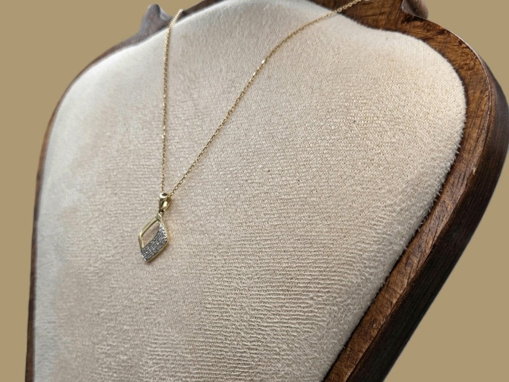 Gouden ketting met bi-color hanger en diamanten. 2026/660, Overige voorstellingen, ., Ophalen of Verzenden, Zo goed als nieuw