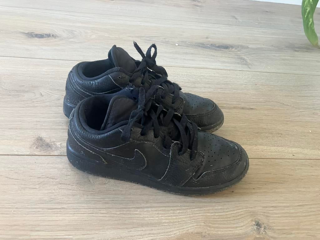 Mooie zwarte Nike sneakers in maat 36, Sport en Fitness, Dansen, Ophalen of Verzenden, Zo goed als nieuw, Schoenen