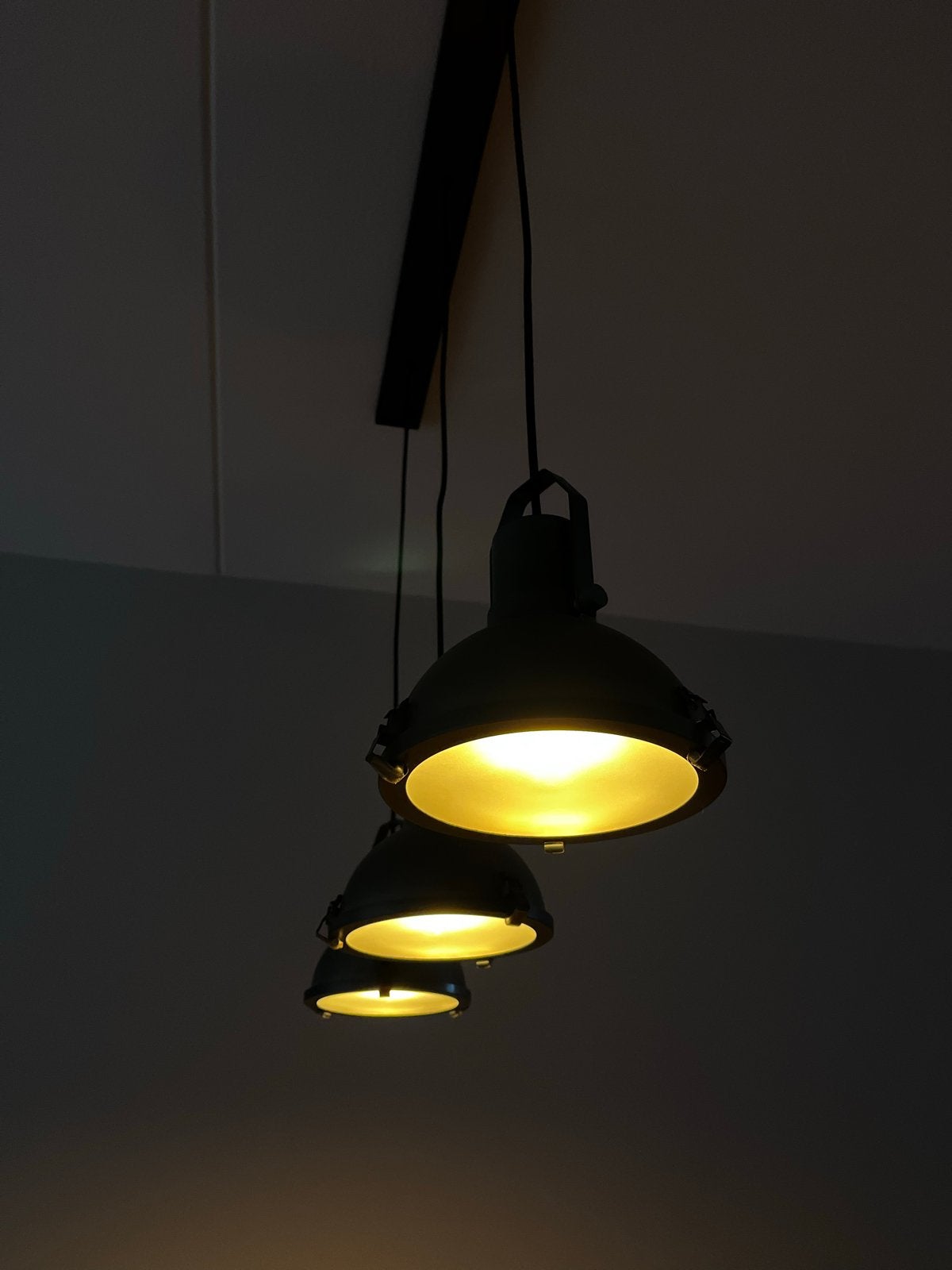 Foto 9 van Industriële hanglamp 3 kappen - Magnus zwart metaal