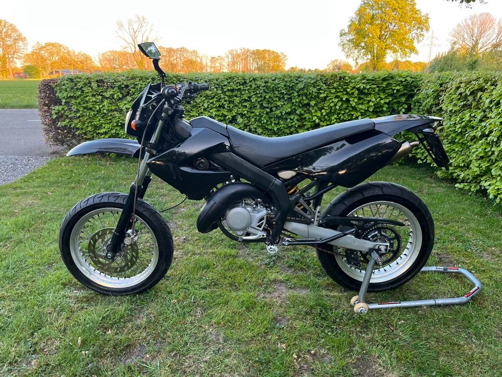 Derbi senda xtreme 2009 schakelbrommer, Fietsen en Brommers, Ophalen, 6 versnellingen, Zo goed als nieuw, 50 cc