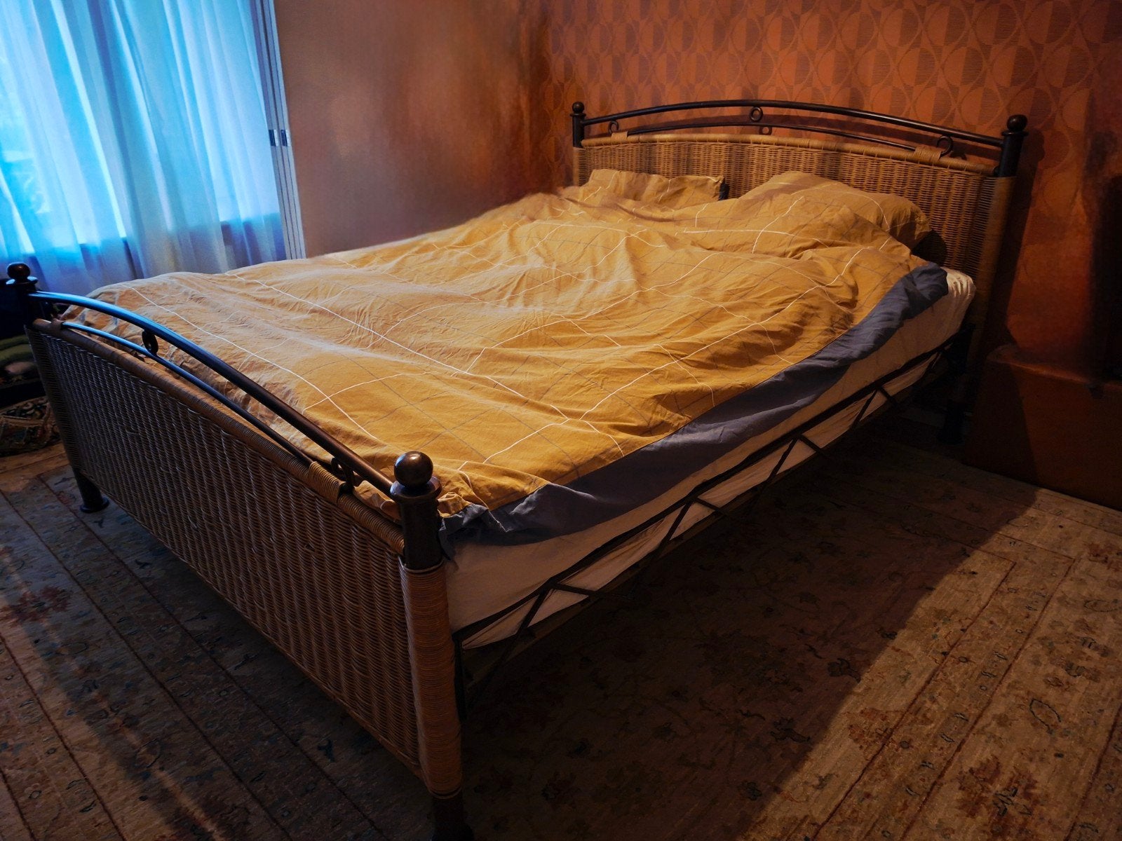 Tweepersoonsbed met rotan en metalen frame, Huis en Inrichting, Slaapkamer | Bedden, Ophalen, Gebruikt, Bruin, Tweepersoons