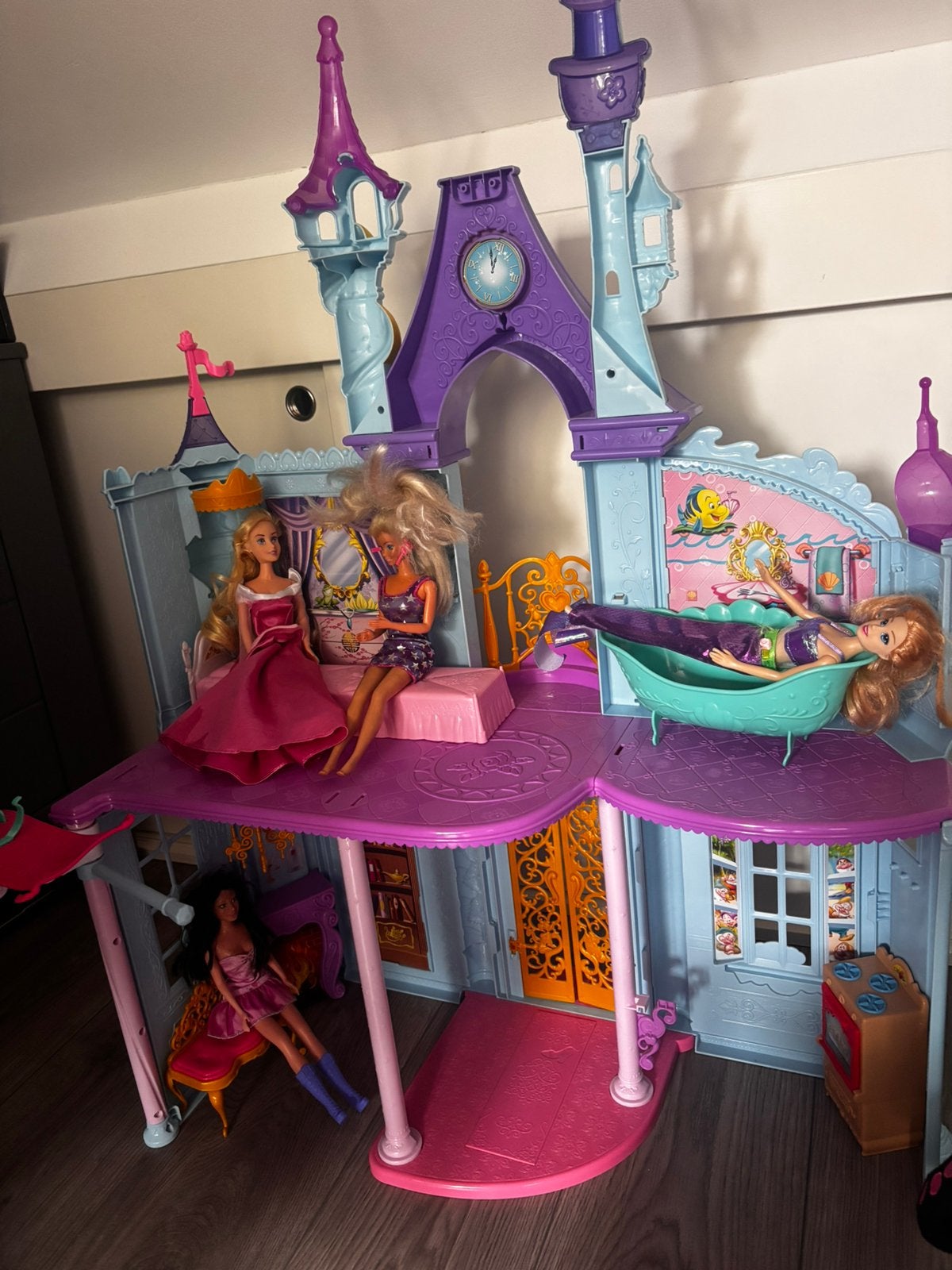 Disney kasteel poppenhuis met een paar barbie poppen, Ophalen, Gebruikt, Poppenhuis