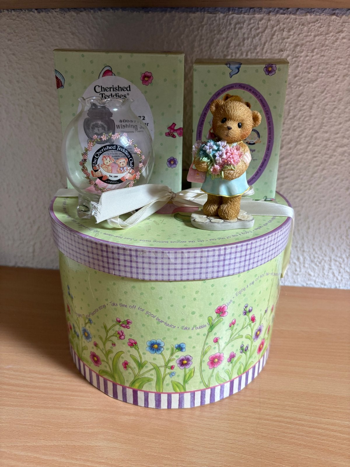 Cherished Teddies Beeldje met Bloemen en Geschenkdoos, Ophalen of Verzenden, Zo goed als nieuw, Beeldje, Cherished Teddies
