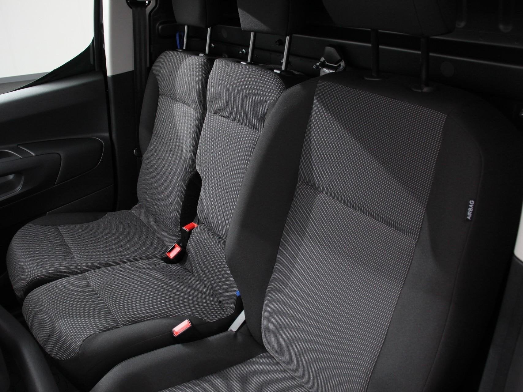 Opel Combo 1.5 BlueHDi 130PK L2 Automaat Apple Carplay / And, Auto's, Stof, Gebruikt, 4 cilinders, Zwart