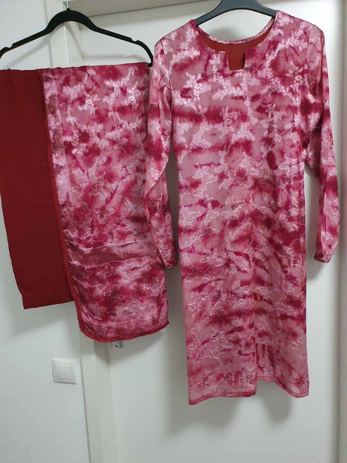 Indiase roze rood kameez shalwar en sjaal maat M, Ophalen of Verzenden, Zo goed als nieuw, Maat 38/40 (M), Rood