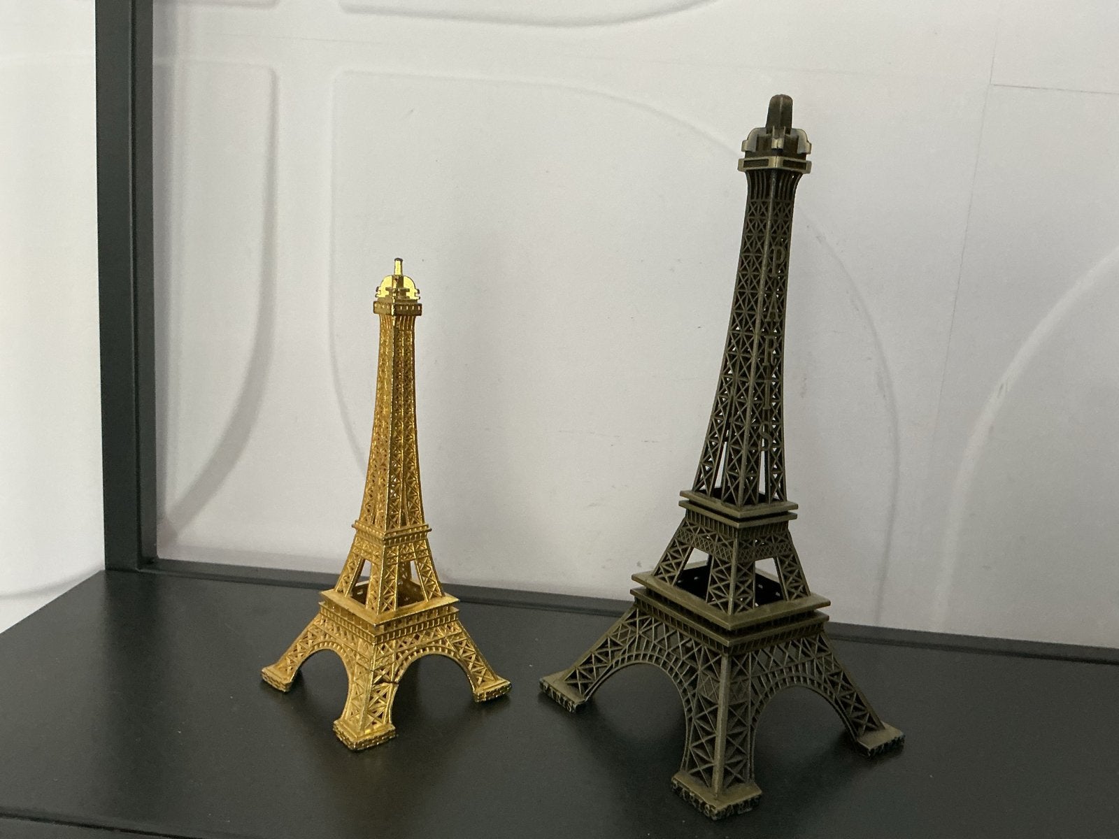 Set van 2 Eiffeltoren beeldjes - Goud en Brons, Meerkleurig, Ophalen of Verzenden, Metaal, Klassiek
