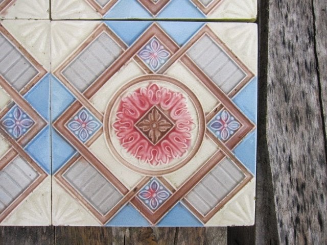 12 Antieke wandtegels met afbeelding in relief 15.4x15.4cm, Ophalen