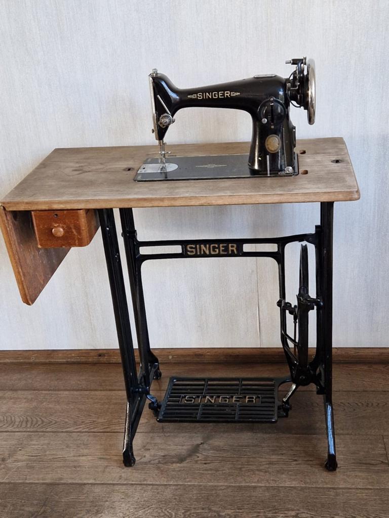 Antieke Singer Naaimachine met Tafel, Antiek en Kunst, Antiek | Naaimachines, Ophalen