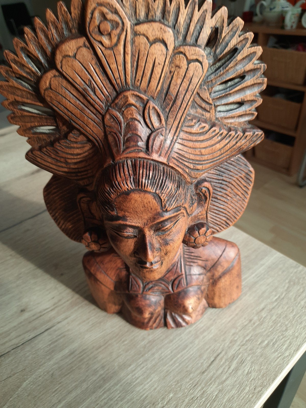 Houten vrouwenbeeld uit Bali in zeer goede staat, Antiek en Kunst, Kunst | Beelden en Houtsnijwerken, Ophalen of Verzenden, Handgemaakt