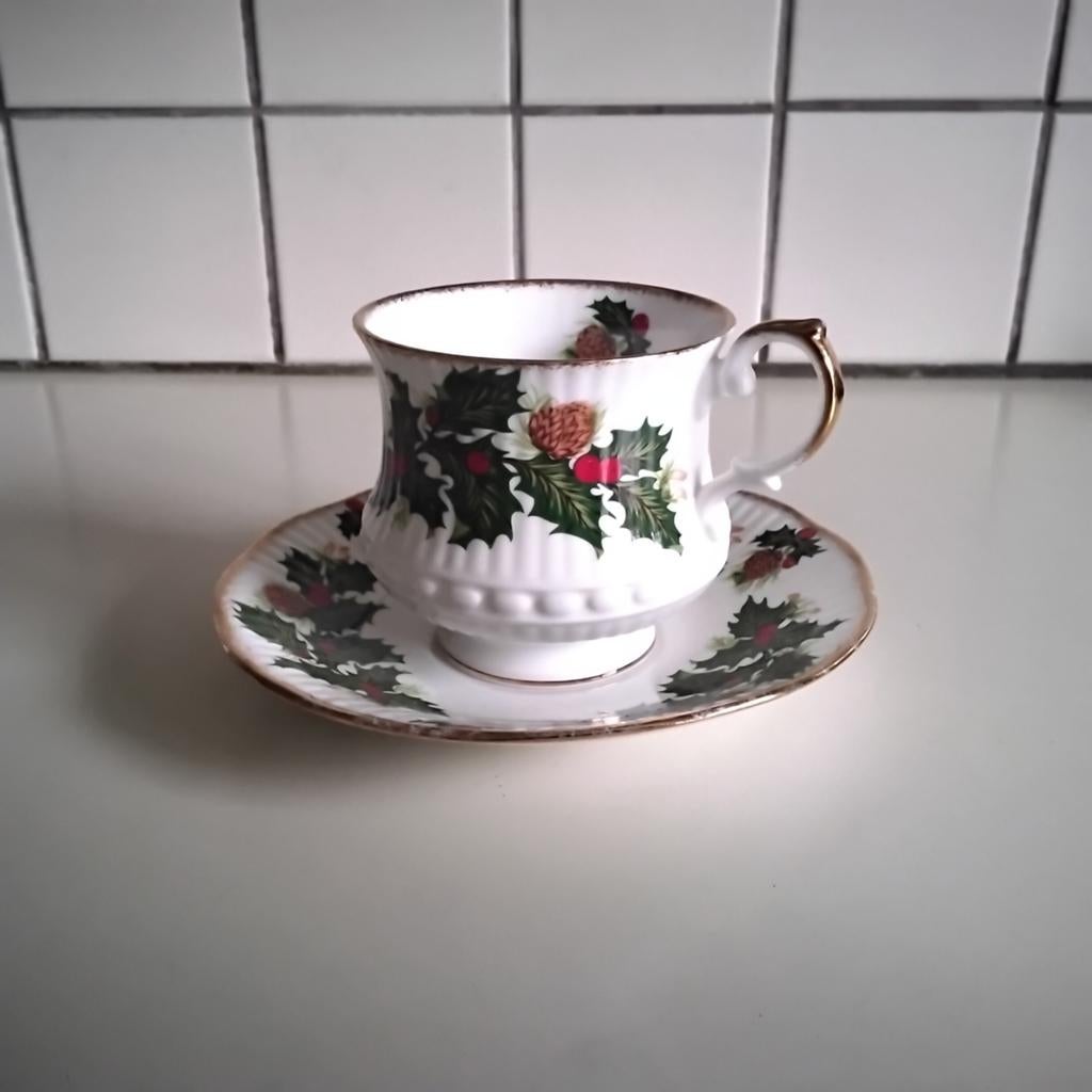 Grote kop en schotel  Queen 's  yuletide, Ophalen of Verzenden, Zo goed als nieuw, Overige stijlen, Kop(pen) en/of Schotel(s)