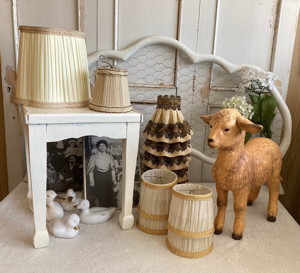 Brocante tafeltje - Lampenkapjes - fotolijstjes - eendjes, Antiek en Kunst, Ophalen of Verzenden