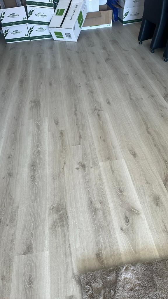 Laminaatvloer lichtgrijs - 80m2 - Zo goed als nieuw, Huis en Inrichting, Stoffering | Vloerbedekking, Ophalen, 75 m² of meer, Zo goed als nieuw