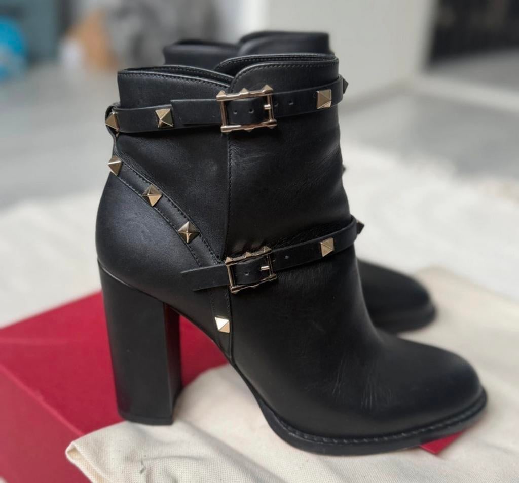 Valentino Garavani Rockstud laarsjes / enkellaarsjes, Ophalen, Gedragen, Zwart, Lage of Enkellaarzen