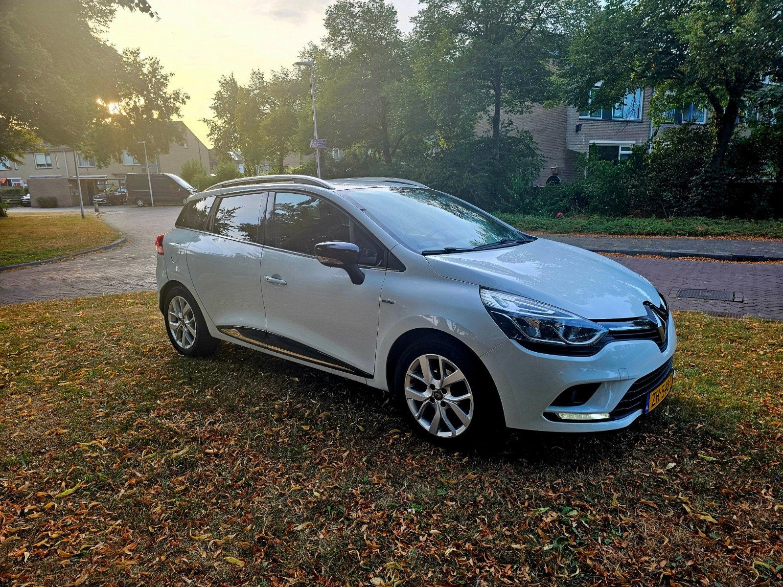 Renault Clio TCe 90pk 2019 Wit, Auto's, Renault, Voorwielaandrijving, 898 cc, Stof, Zwart