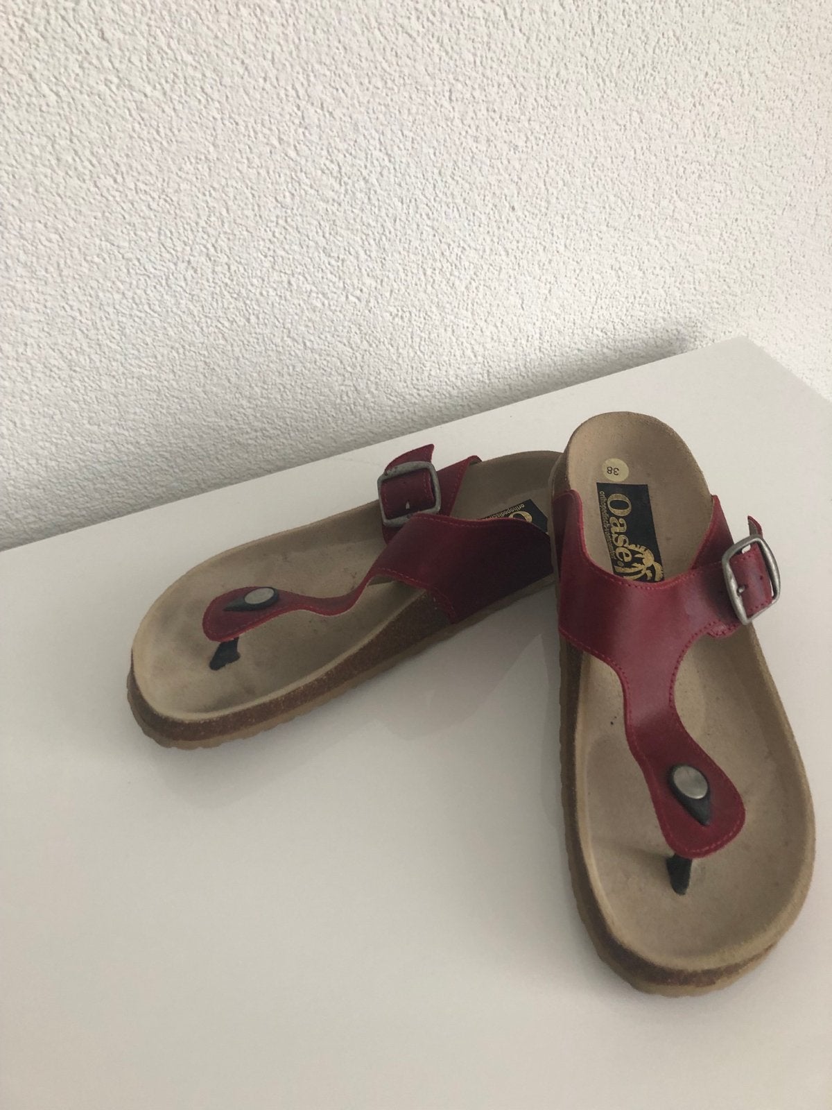 Oase slippers maat 38 - Rood, Kleding | Dames, Schoenen, Ophalen of Verzenden, Gedragen, Rood, Slippers