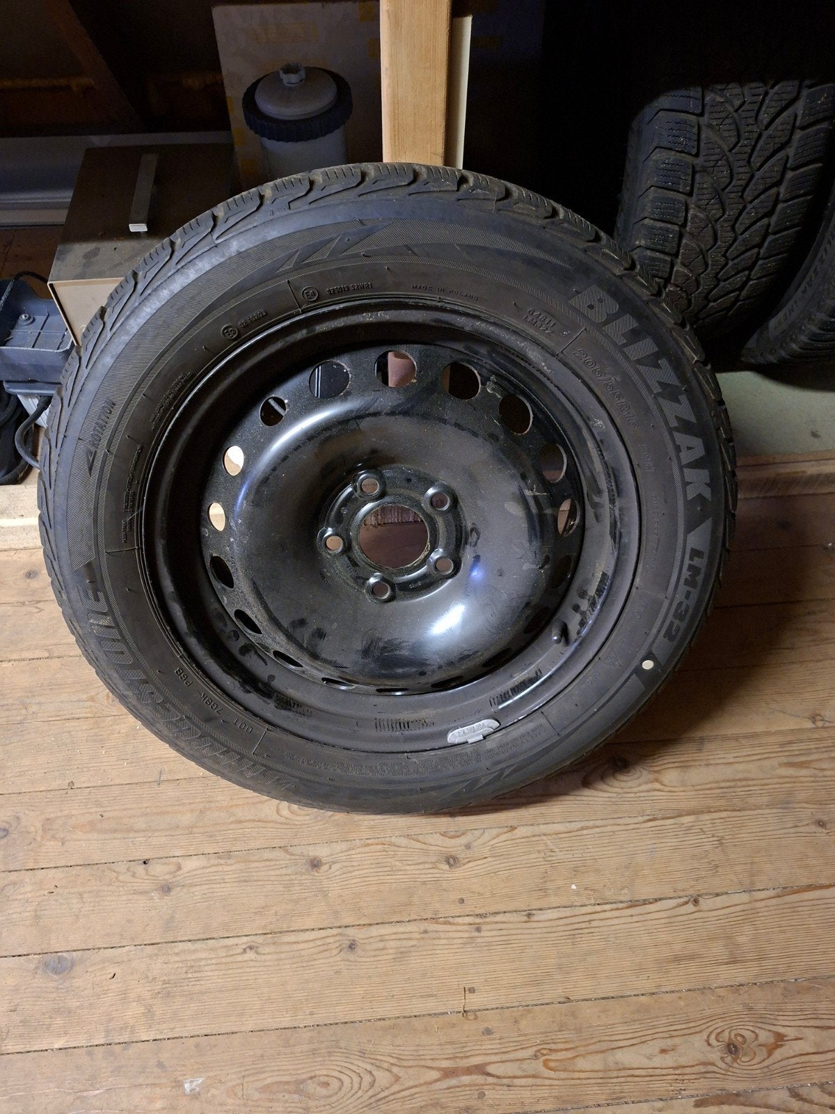 Winterbanden met stalen velg 205/55R16 Blizzak LM-32, Ophalen, Gebruikt, 16 inch, Banden en Velgen