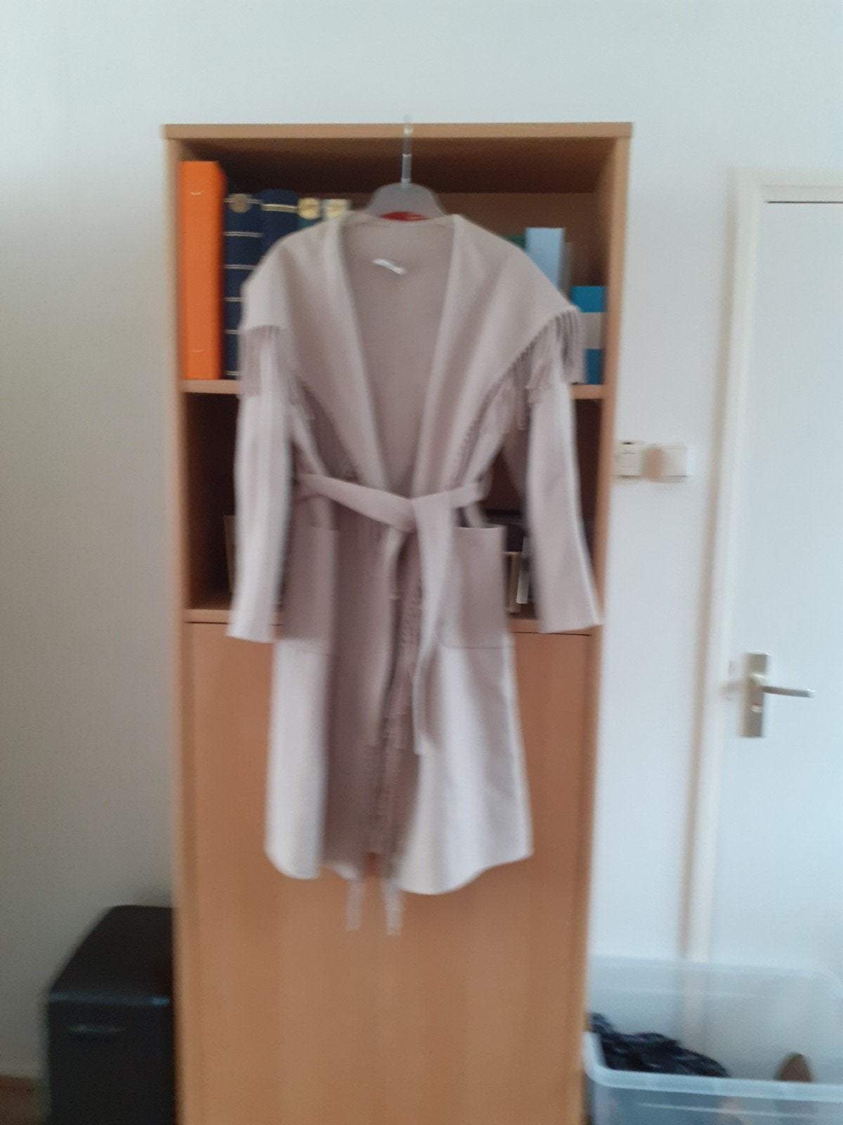 Beige jas met franjes en ceintuur - Maat S, Beige, Ophalen of Verzenden, Maat 36 (S), Onbekend