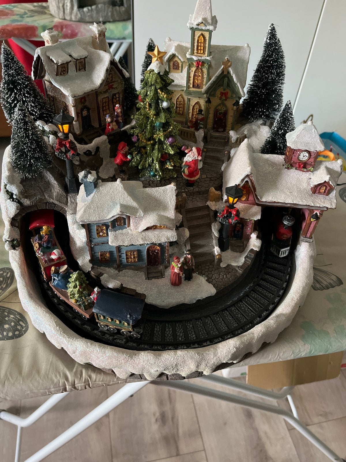 leuke  met geluid en 2 rijdende treintjes  muziek kerststuk, Ophalen, Zo goed als nieuw