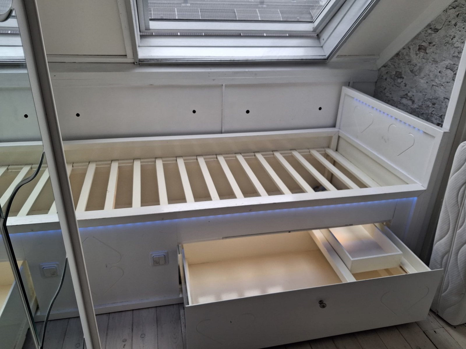 Uniek 1 persoonsbed met ledverlichting, Huis en Inrichting, Slaapkamer | Bedden, Ophalen, 90 cm, Eenpersoons, Wit