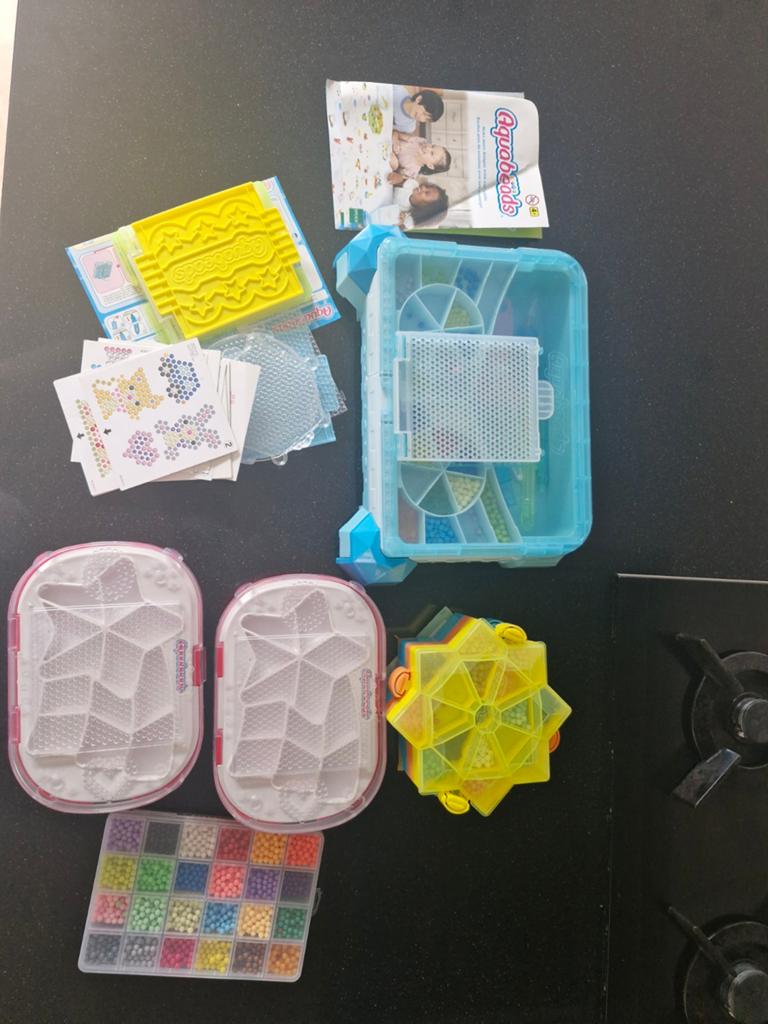 Aquabeads waterparels set met veel kralen en accessoires, Ophalen, Gebruikt, Knutselen