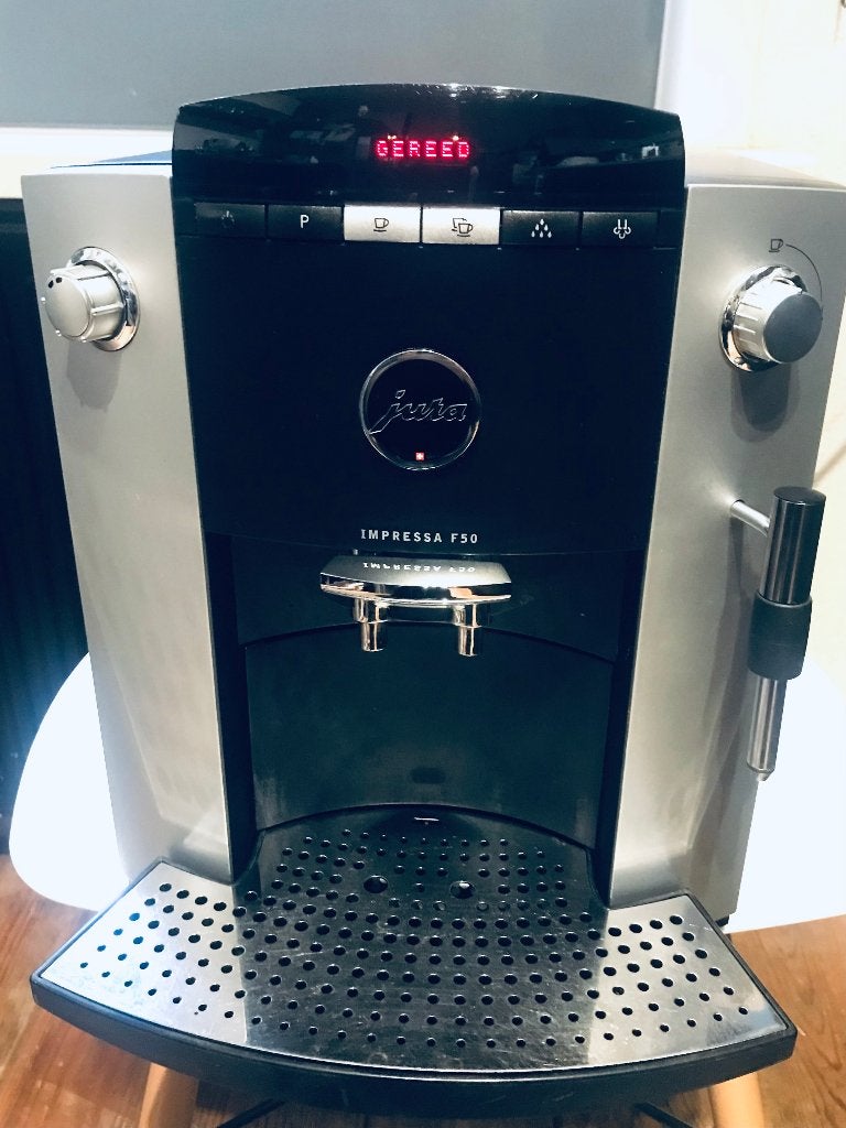 Mooie Jura F50 met een onderhoudsbeurt., Ophalen, 10 kopjes of meer, Koffiemachine, Zo goed als nieuw