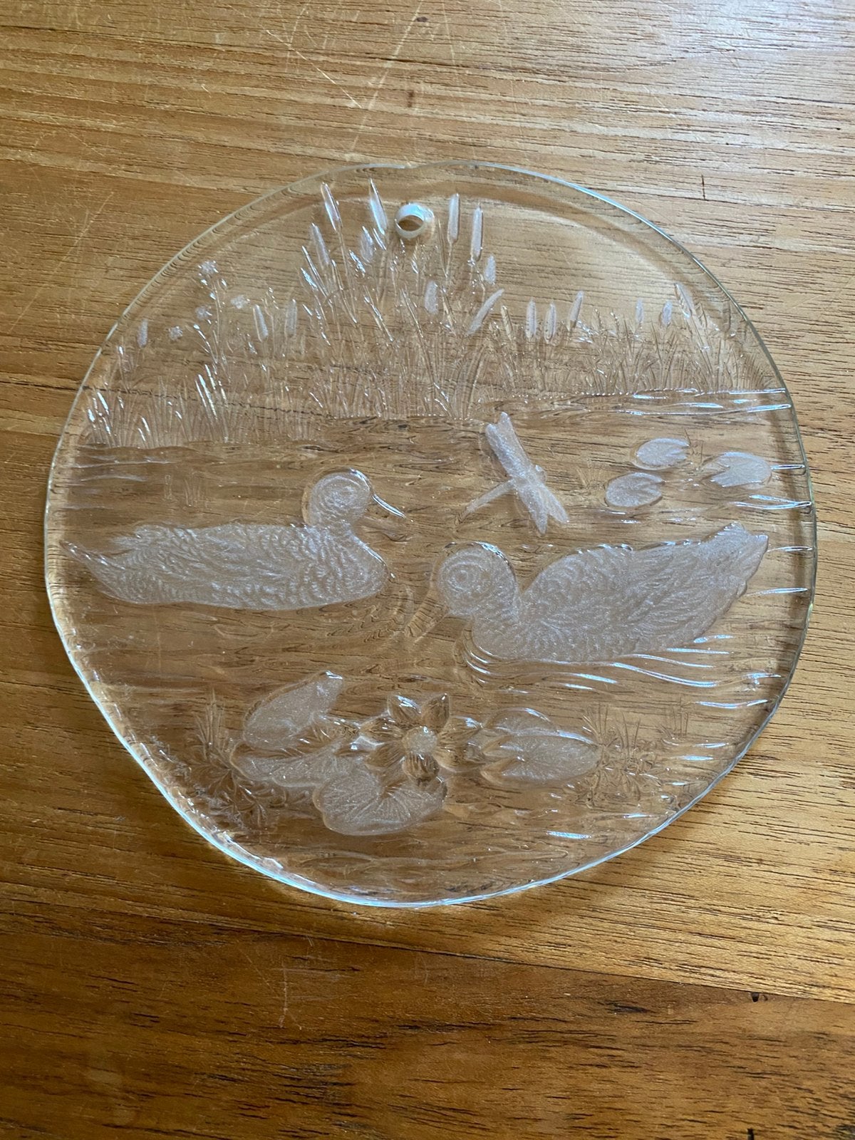 Vintage raamhanger van glas met gegraveerde eenden/ vijver, Ophalen of Verzenden, Gebruikt, Glas