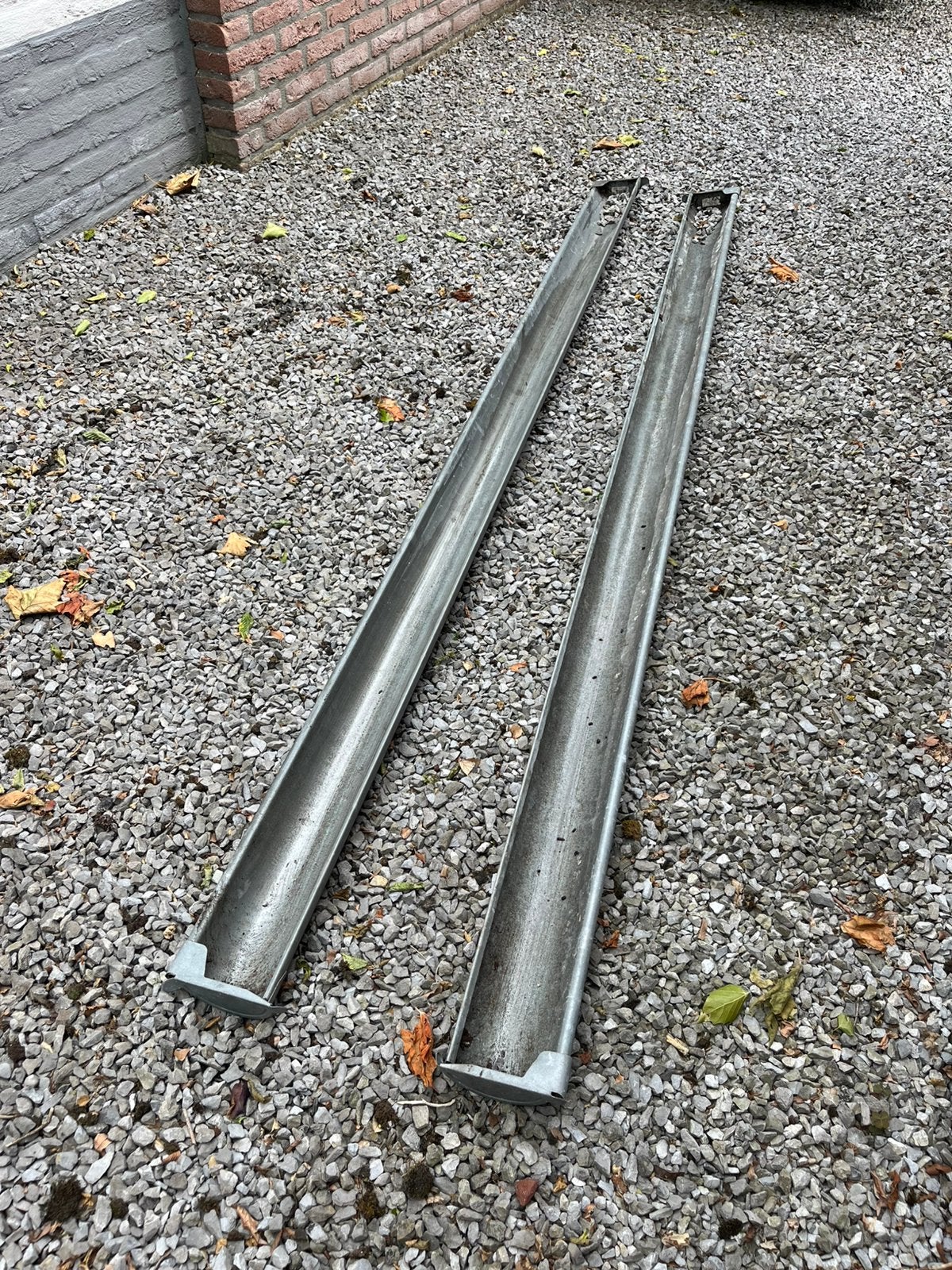 Twee zinken dakgoten, elk 223 cm lang, Doe-het-zelf en Verbouw, Ophalen, Gebruikt, Overige metalen