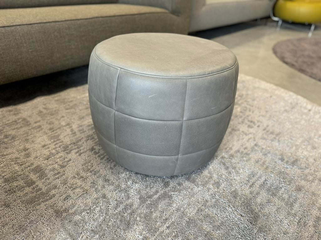 Nieuw Design on Stock Barrell 55 Loxton Glacier Leer Grijs, Huis en Inrichting, Banken | Voetenbanken en Poefen, Rond, Leer, Ophalen of Verzenden
