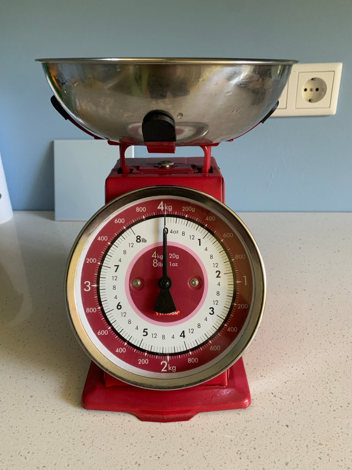 Vintage rode keukenweegschaal Typhoon, Ophalen, Keukenweegschaal, Gebruikt, Minder dan 10 kg