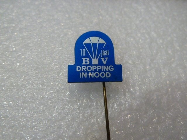 Vintage Speldje 10 Jaar BV Dropping in Nood, Verzamelen, Ophalen of Verzenden, Gebruikt, Overige onderwerpen, Speldje of Pin