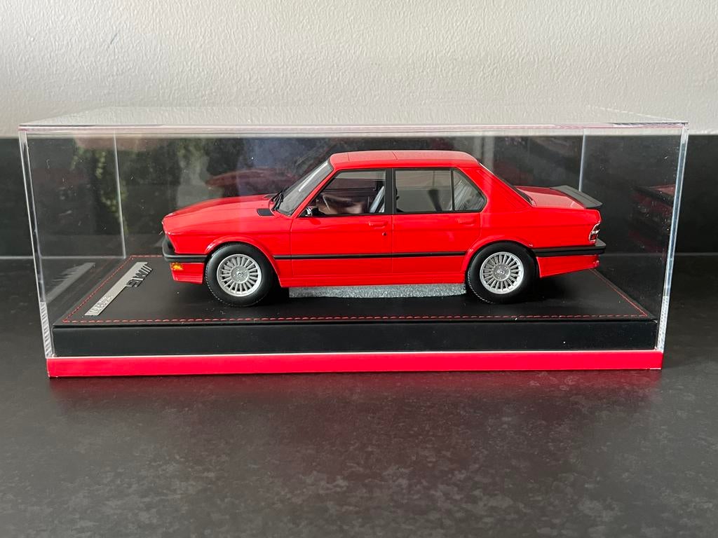 1:18 BMW M5 E28 1986 1:18 AB Models rood, Hobby en Vrije tijd, Modelauto's | 1:18, Ophalen of Verzenden, Nieuw, Auto, Overige merken
