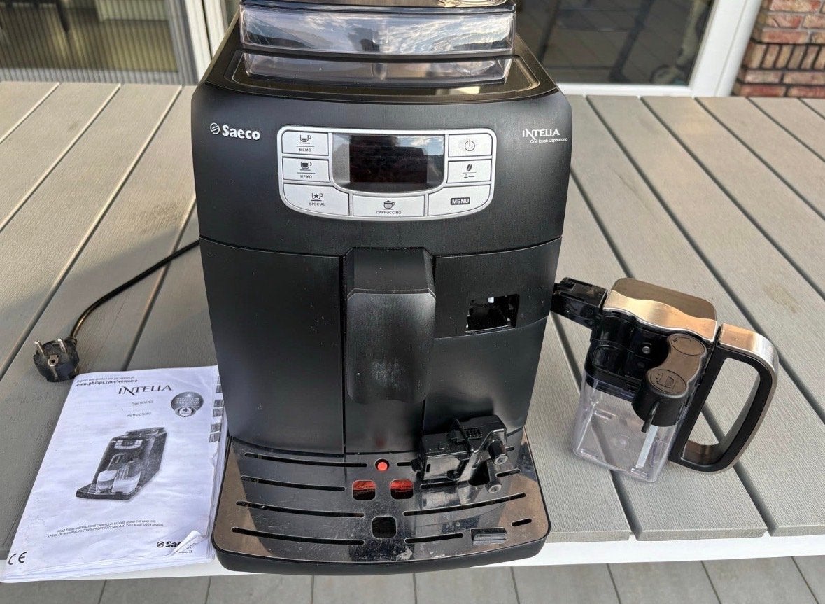 Saeco Intelia HD8753 volautomatische espressomachine, Witgoed en Apparatuur, Koffiezetapparaten, Stoompijpje, Gebruikt, Espresso apparaat